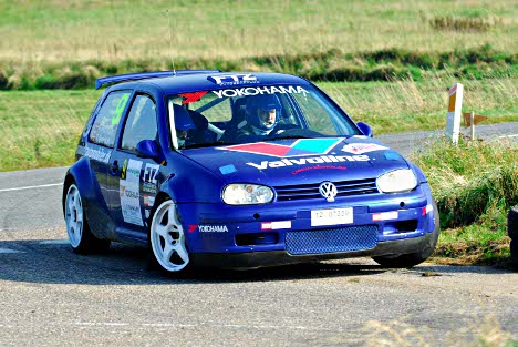 Tim Svanholt og Per Henriksen lagde hårdt ud, vandt alle den første dags rallyprøver og førte med 47 sekunder ved starten på andendagen, men fik siden tekniske problemer og måtte nøjes med andenpladsen i den vestjyske semifinale.